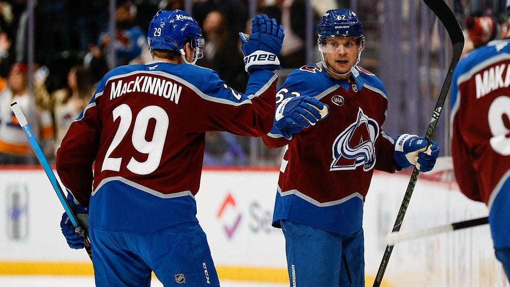 Nathan MacKinnon (vas.) ja Artturi Lehkonen muodostavat yhdessä Martin Necasin kanssa Coloradon huiman ykkösketjun.