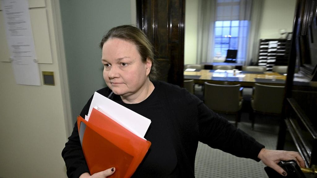 Näin vauhdikkaasti eduskunnan sosiaali- ja terveysvaliokunnan puheenjohtaja SDP:n Krista Kiuru poistui eduskunnan sote-valiokunnan kokouksesta Helsingissä 4. joulukuuta 2025.