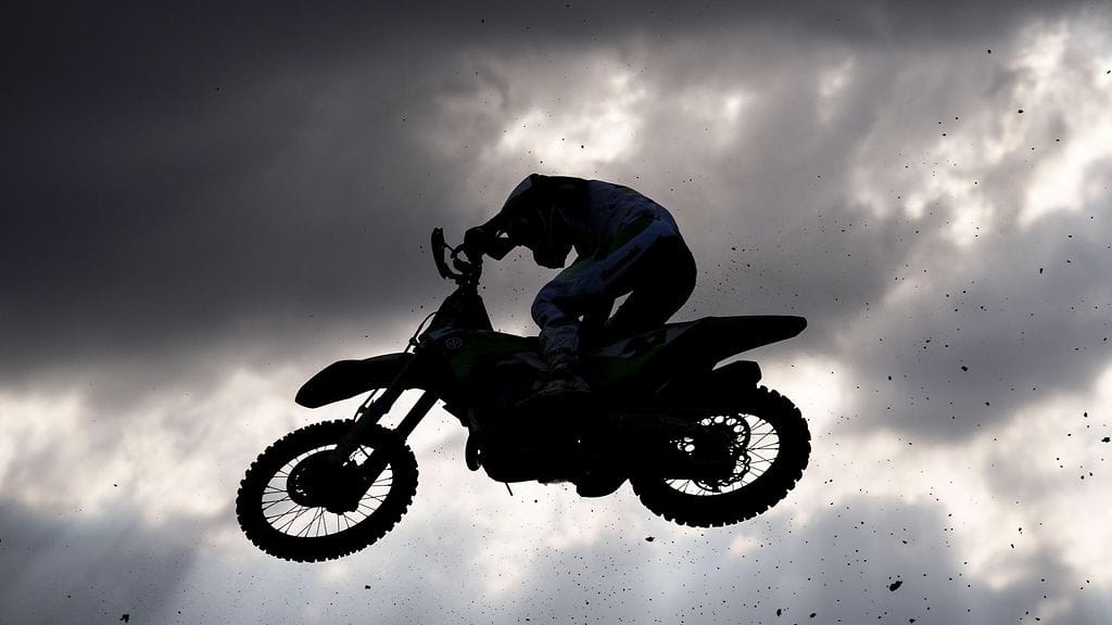 Motocross-lupaus on poissa. Kuvituskuva.