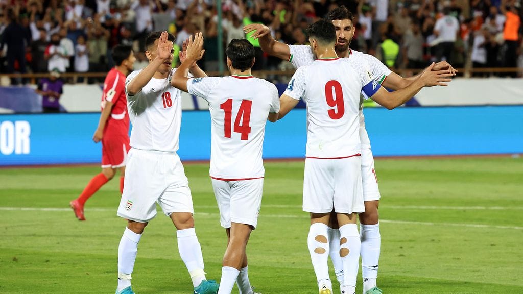 Kuvassa Iranin pelaajat juhlivat maalia jalkapallon MM-karsintojen ottelussa Pohjois-Koreaa vastaan kesäkuussa.