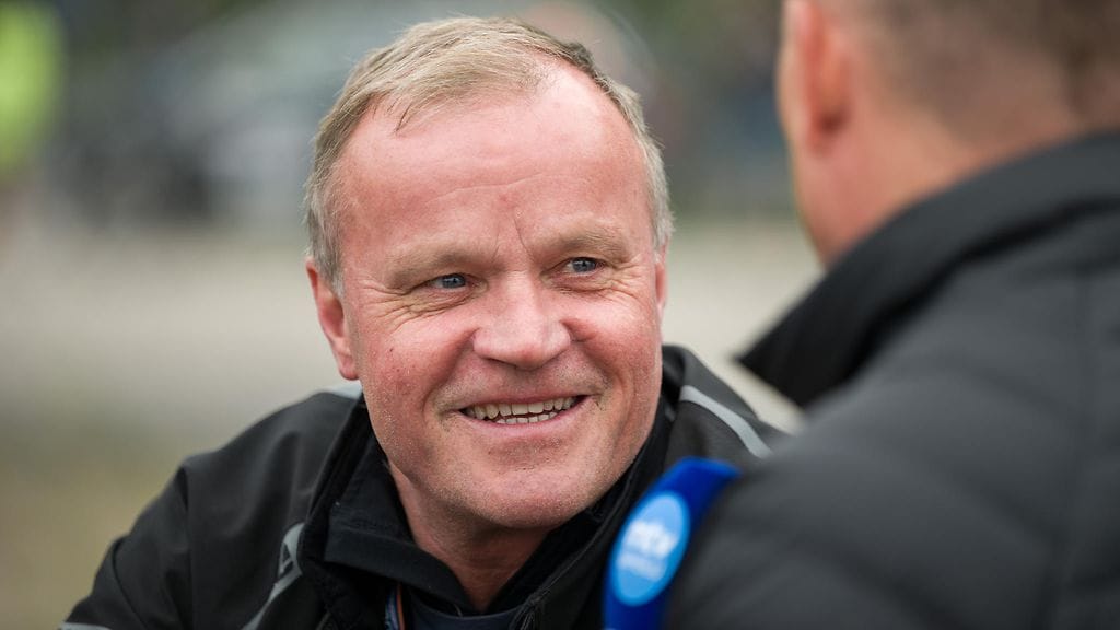 Tommi Mäkinen hyppää WRC-auton ohjaksiin Mikkelin SM-rallin yhteydessä.