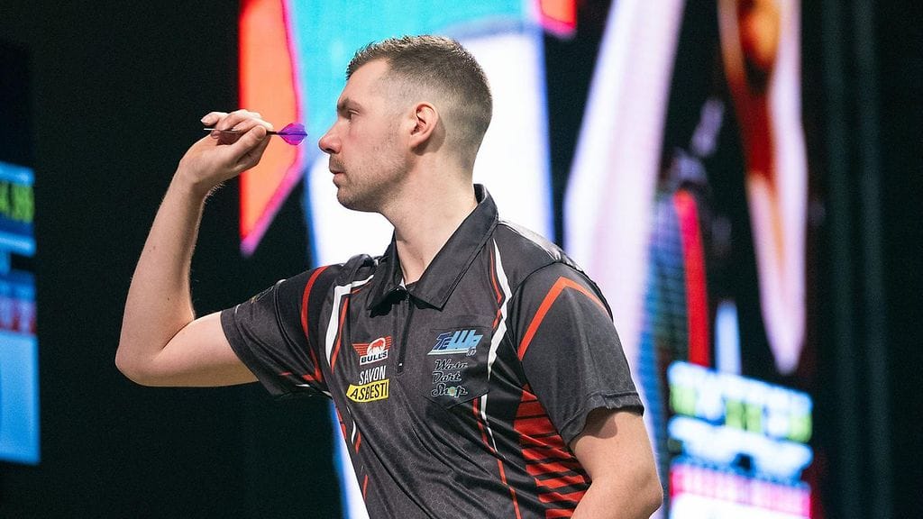 Teemu Harju heittää dartsin MM-kisoissa.