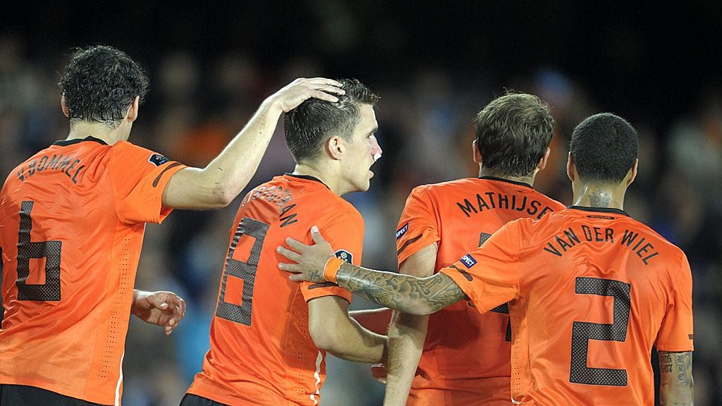 Kevin Strootman (8) saa onnittelut joukkuetovereiltaan.