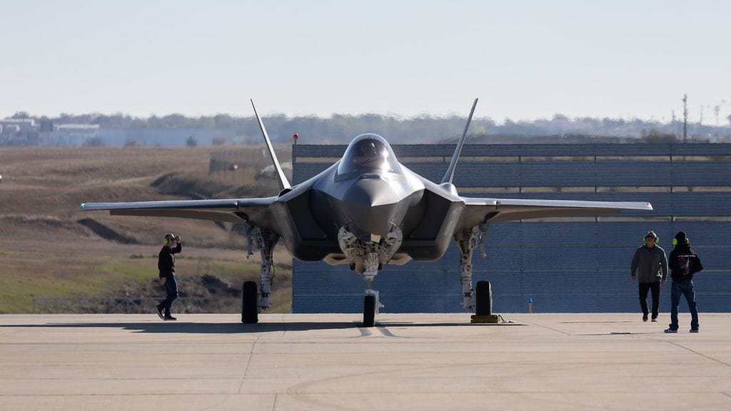 Suomen ensimmäinen F-35-hävittäjä suuntaamassa koelennolle joulukuussa.