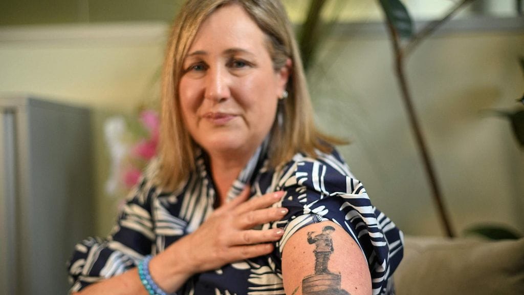 Australialainen Mia Bannister esitteli pojalleen omistettua tatuointiaan 7. marraskuuta 2025 Sydneyssä.