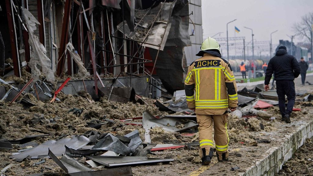 Pelastaja kulkee pahoin vaurioituneen rautatieaseman ohi Fastivin kaupungissa Kiovan alueella Venäjän ilmahyökkäyksen jälkeen 6. joulukuuta 2025.