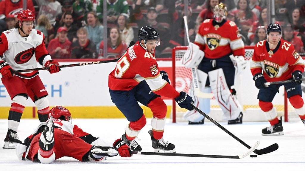 Anton Lundmark (kesk.) NHL-seura Florida Panthersin paidassa harjoitusottelussa viime syyskuussa. Lundmarkille ei irronnut NHL-pelipaikkaa, ja nyt hän palaa Ruotsiin.