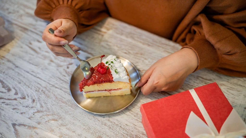 Jouluruoat vaihtelevat suuresti eri puolilla maailmaa. Japanissa herkutellaan jouluna mansikka-kermakakulla, kurisumasu kekillä.
