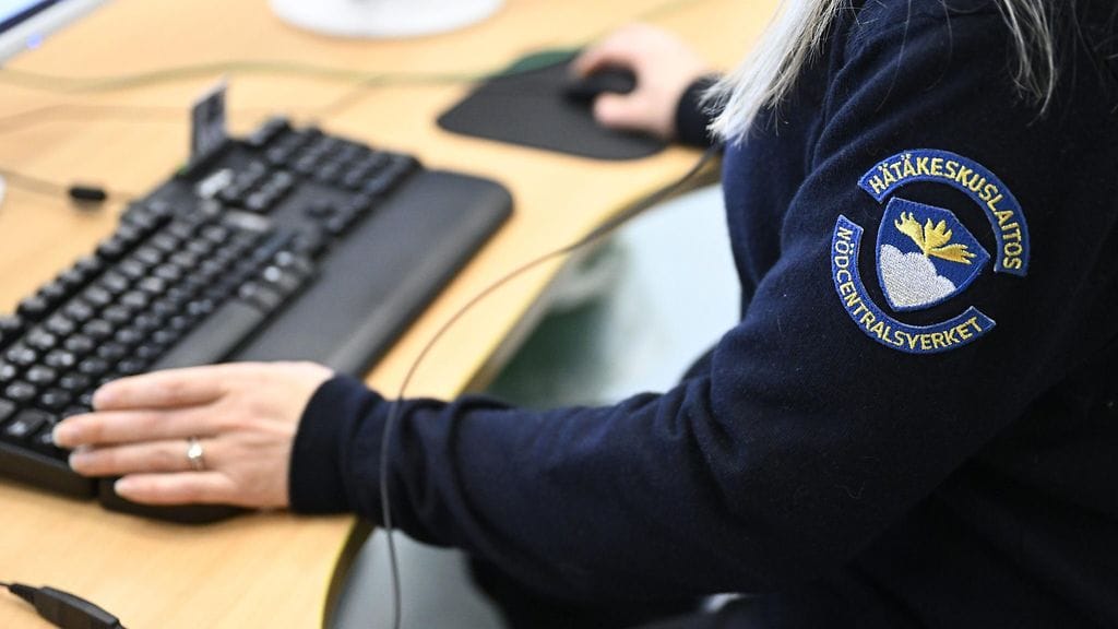 Hätäkeskuspäivystäjä harjoitushuoneessa Keravan hätäkeskuksessa 25. maaliskuuta 2025.