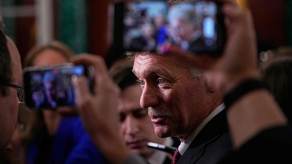 Kremlin tiedottaja Dmitri Peskov kuvattuna Moskovassa marraskuussa 2025.