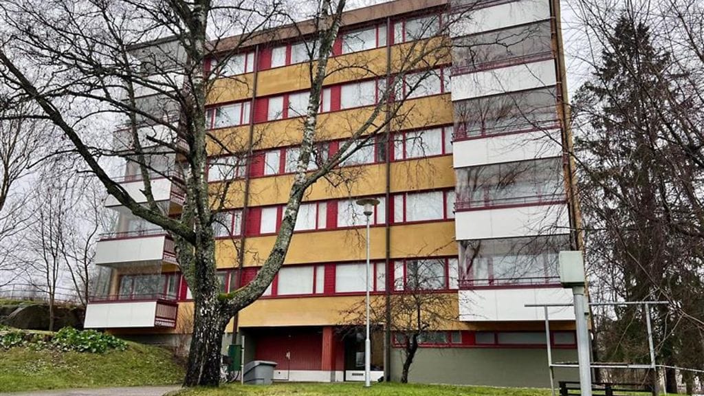 Tapahtumapaikkana toiminut asunto ei ollut tutkinnanjohtajan mukaan kummankaan uhrin asunto. Mutta ei kerro, onko asunnon asukas epäiltyjen joukossa.