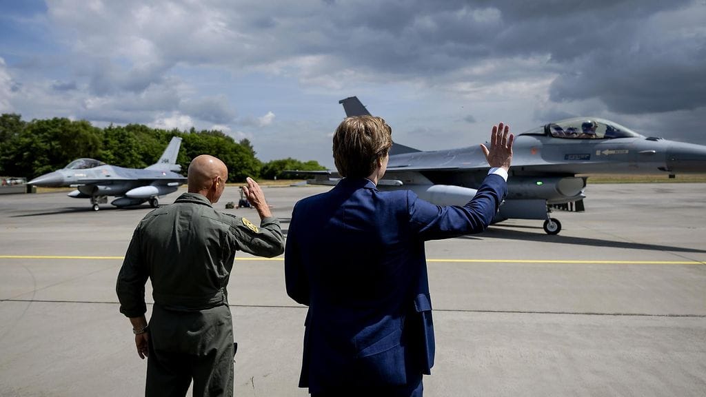 Puolustusministeri Ruben Brekelmans hyvästeli viime keväänä Ukrainaan lähteviä F-16-hävittäjiä.