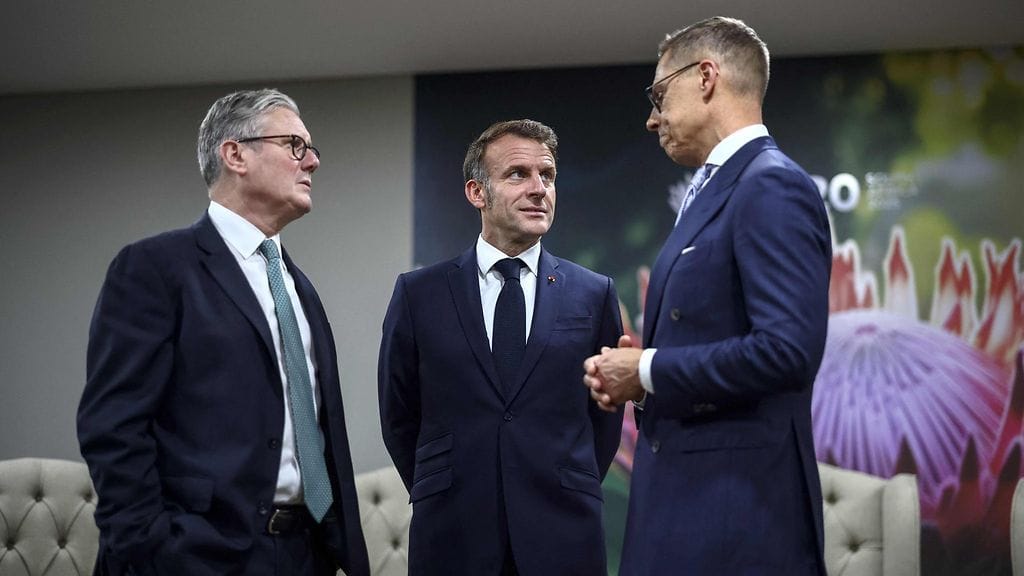 Myös Alexander Stubb osallistuu Britannian ja Ranskan isännöimään halukkaiden koalition kokoukseen. Kuvassa Britannian, Ranskan ja Suomen johtoa marraskuussa 2025.