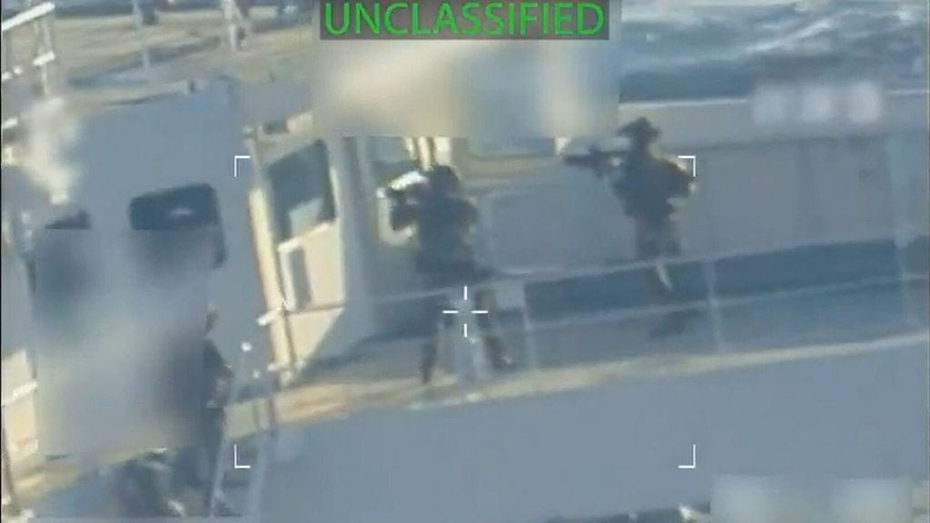 Kuvakaappaus Yhdysvaltain oikeusministerin Pam Bondin 10. joulukuuta X-tilillään julkaisemasta videosta näyttää Bondin mukaan Venezuelan rannikolla toteutetun ”takavarikointimääräyksen täytäntöönpanon".