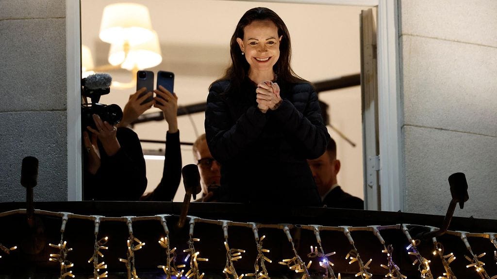 Nobelin rauhanpalkinnon saanut Maria Corina Machado Oslon Grand Hotelin parvekkeella 11. joulukuuta.