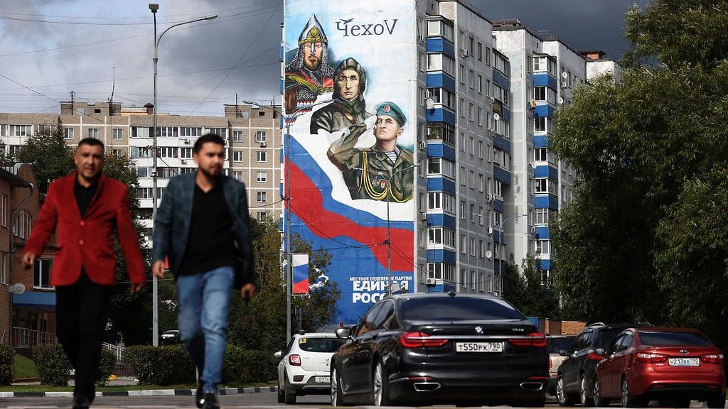 Kerrostalon seinämuraali esitti venäläissotilaita eri aikakausilta Tsehovissa, Moskovassa, 26. elokuuta 2025.