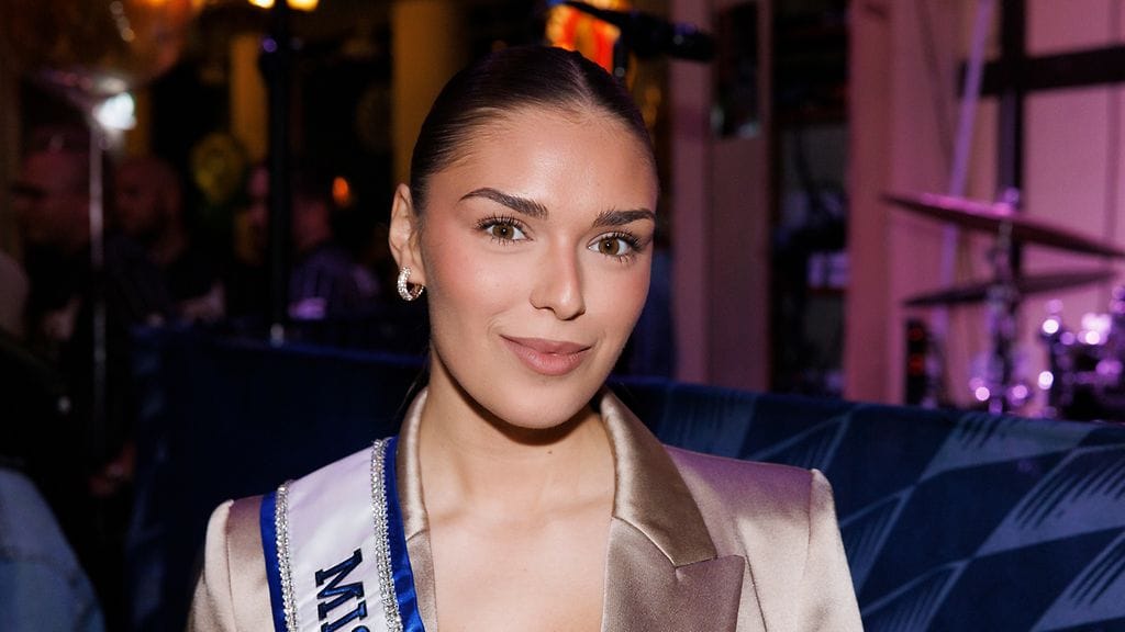 Miss Suomi Sarah Dzafce on kohun keskellä.