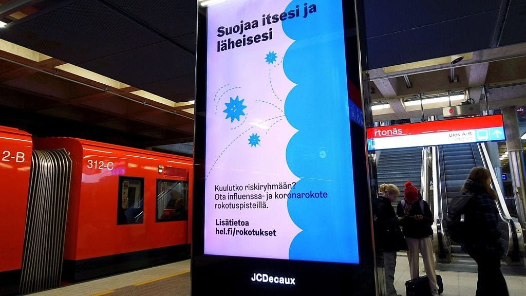 elsingin kaupungin riskiryhmiin kuuluville suunnattu tiedote influenssa- ja koronarokotuksista Herttoniemen metroasemalla Helsingissä 16. marraskuuta 2023.