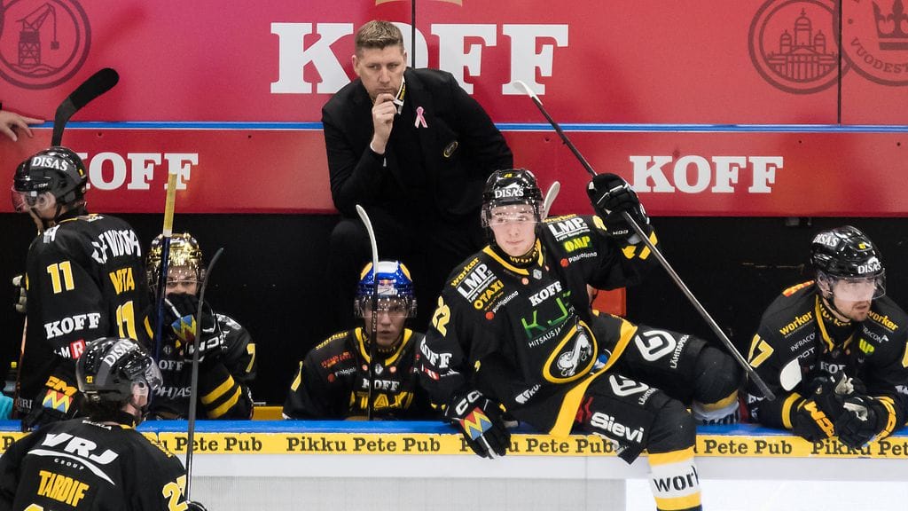 Petri Karjalainen ei ole saanut Kärppien kurssia oikenemaan.