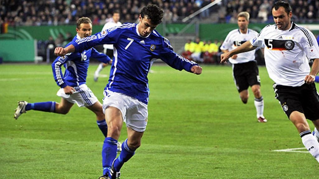 Roman Eremenko esittelee kantapääkikkaa. Kuva: Vesa Moilanen/LEHTIKUVA.