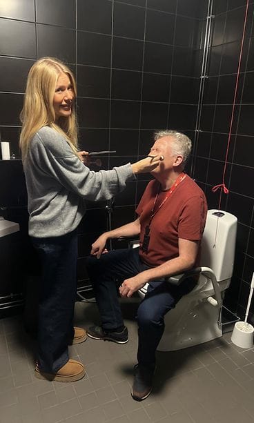 Pekka Pouta pöntöllä maskissa