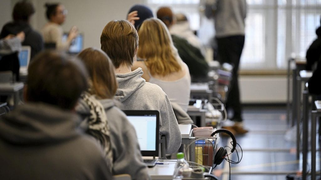 Opiskelijoita ylioppilaskirjoituksissa Töölön yhteiskoulun lukiossa Helsingissä 17. maaliskuuta 2023.
