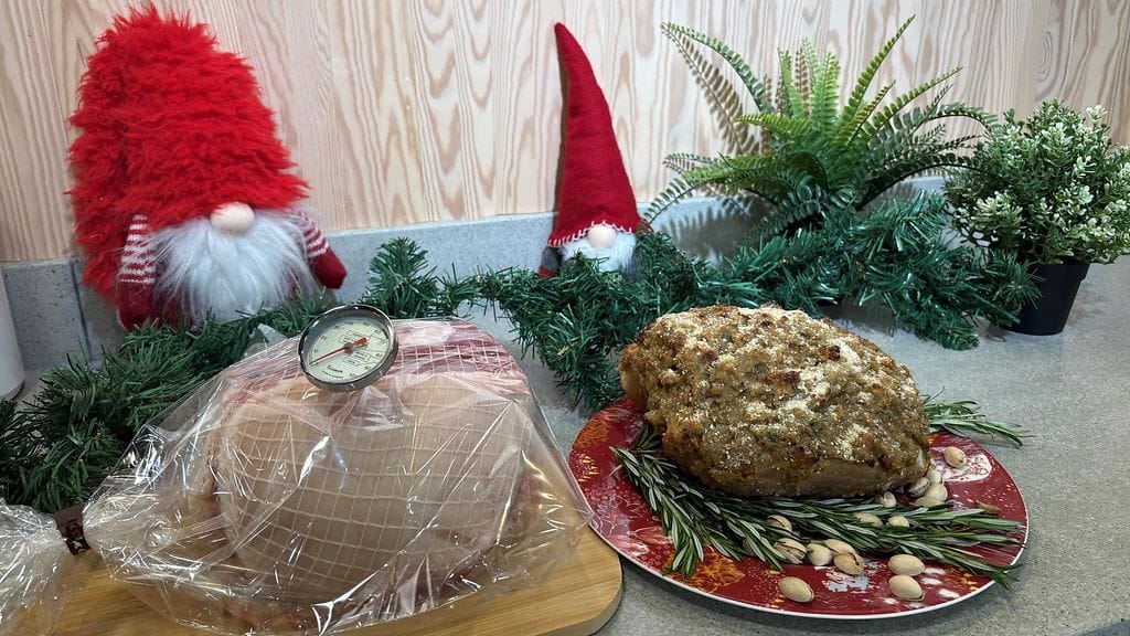 Katso ohjet kinkun valmisteluun, paistoon ja kuorrutteen tekemiseen.