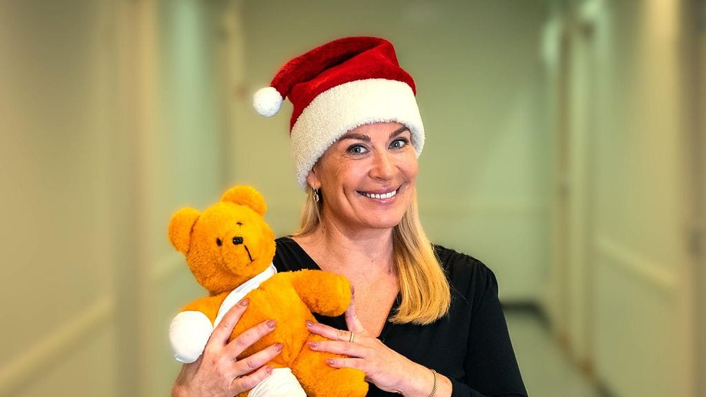 Kirsi Alm-Siira juontaa Kummien joulukonsertin.