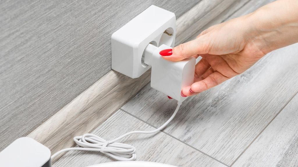 Eräässä tapauksessa imurin akku syttyi tuleen ensimmäisellä latauksella ja aiheutti merkittävät vahingot. Kuvituskuva.