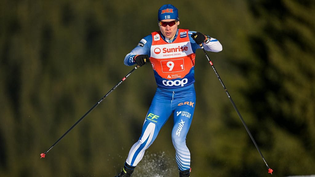 Lauri Vuorinen vauhdissa parisprintissä Davosissa.