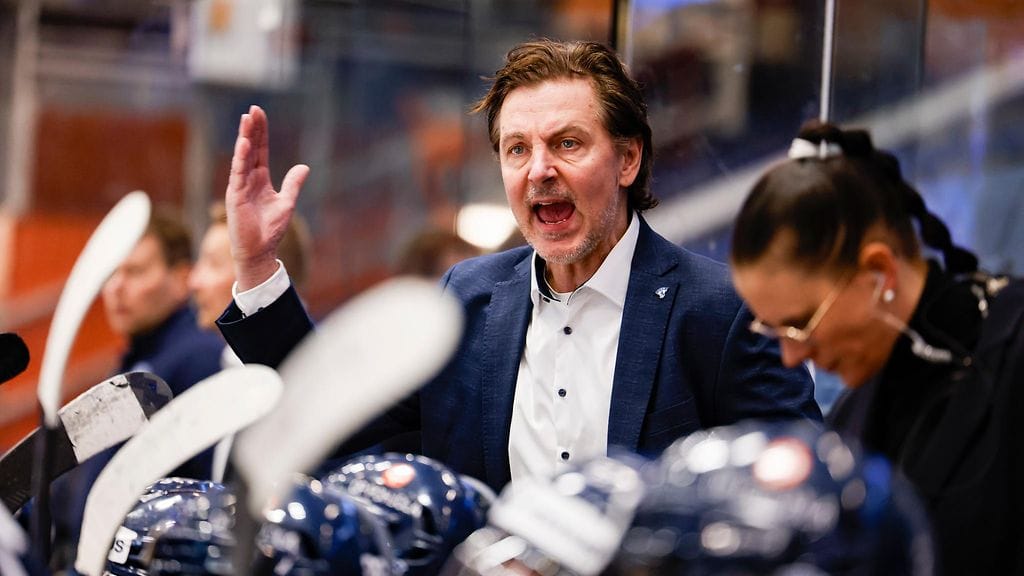 Naisleijonien päävalmentaja Tero Lehterä antoi kiivasta palautetta.