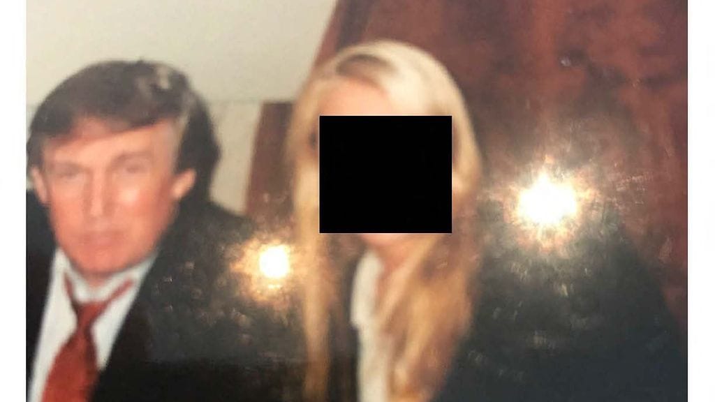 Päiväämätön kuva Donald Trumpista Jeffrey Epsteinin kuvakokoelmista, jotka Yhdysvallat julkisti viikonloppuna. Kuvan naisen henkilöllisyys ei ole tiedossa.