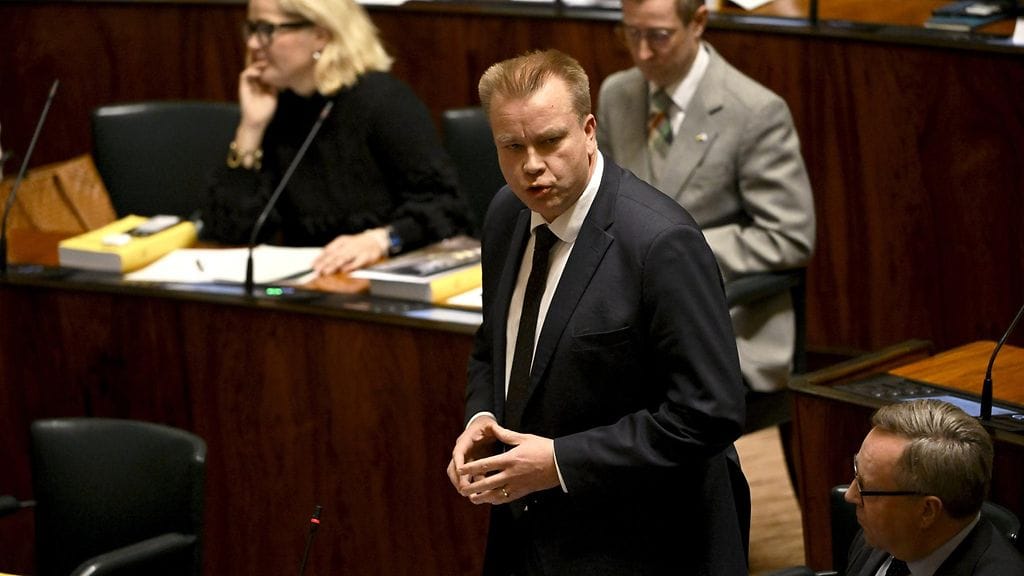 Antti Kaikkosen mukaan ajatuksena on, että jos arviointimenettelyssä oleva hyvinvointialue saa taloutensa tasapainoon, voidaan aiemmilta vuosilta kertyneet alijäämät antaa osittain anteeksi.