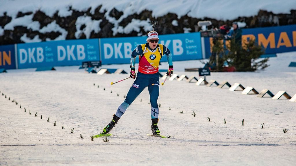 Suvi Minkkinen hiihti Suomen ankkuriosuuden Hochfilzenissä.