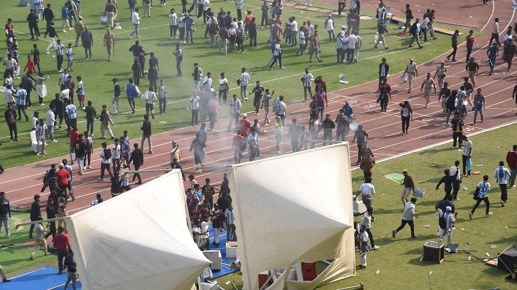 Paikalliset fanit raivostuivat Lionel Messin vierailun lyhyydestä sekä stadionin heikoista järjestelyistä.