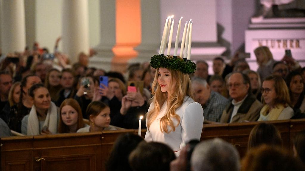 Alexandra Lindqvist kruunattiin Suomen Luciaksi Helsingin tuomiokirkossa 13. joulukuuta 2025.