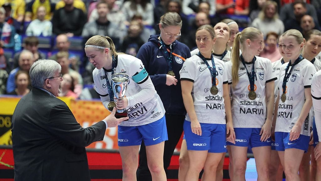 Suomen kapteeni Veera Kauppi otti vastaan pokaalin voitokkaan pronssiottelun jälkeen.