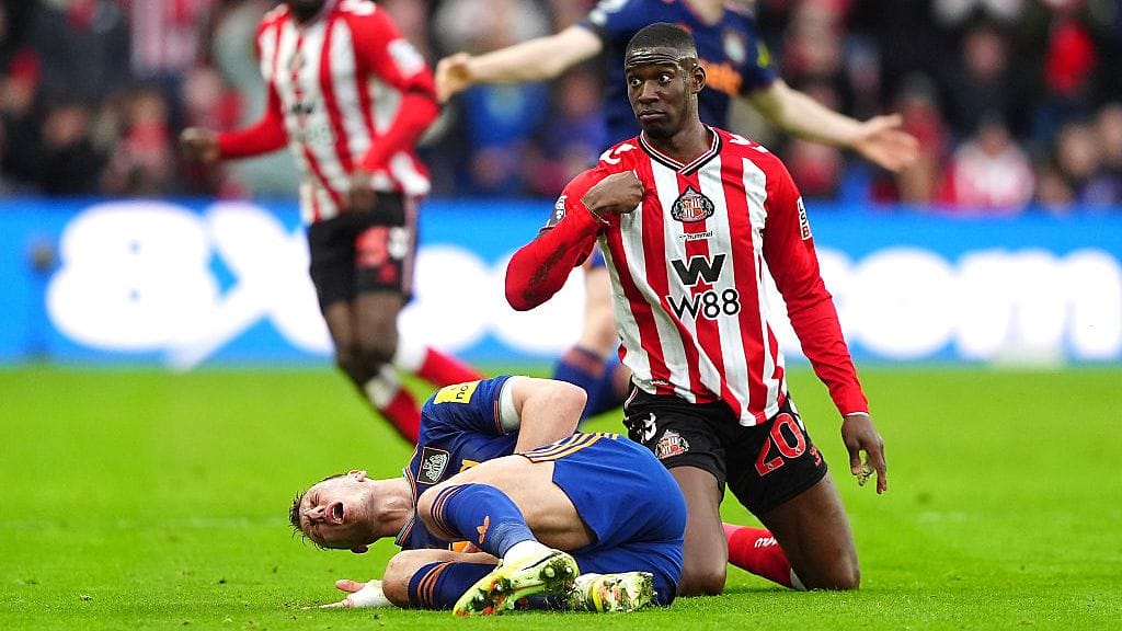 Dan Burn koki kovia Tyne-Wear derbyssä.