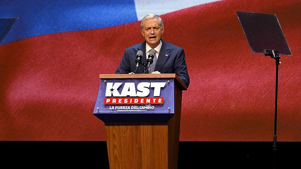 Chilen presidentiksi valittu Jose Antonio Kast piti puheen vaalivoittonsa jälkeen Santiagossa 14. joulukuuta 2025.