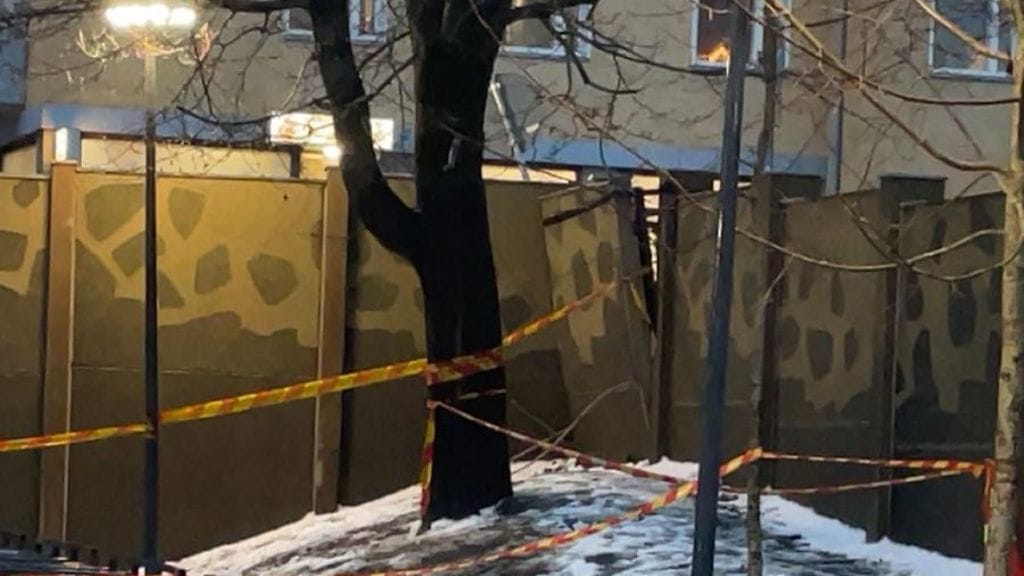 Takaa-ajo tyssäsi koulun kiviseinään Tampereella.