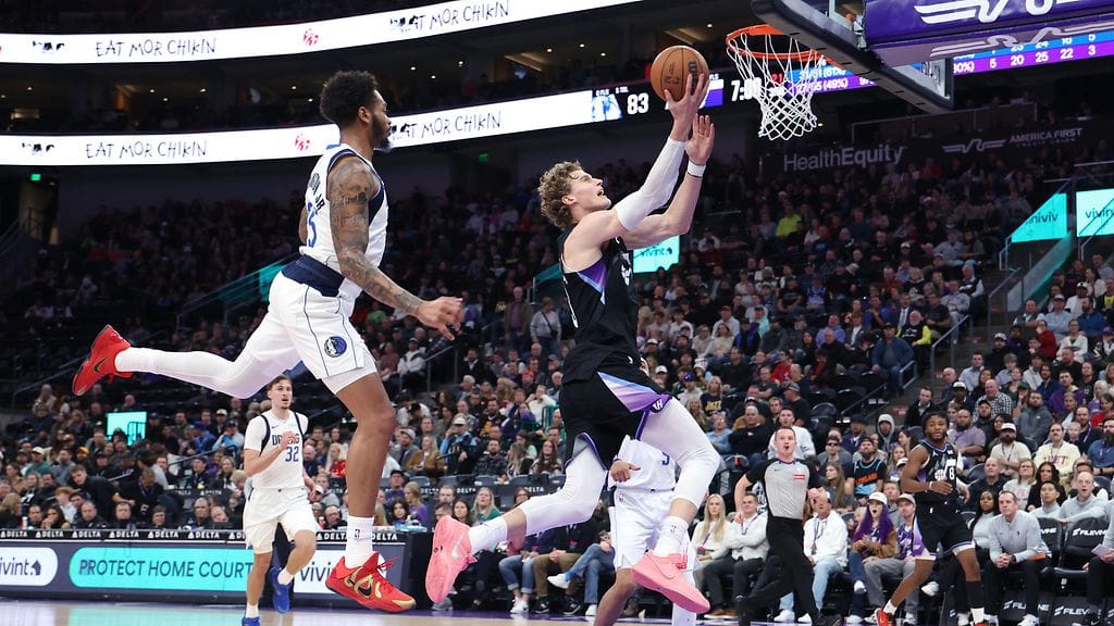 Utah Jazzin Lauri Markkanen liitämässä Dallas Mavericksia vastaan.