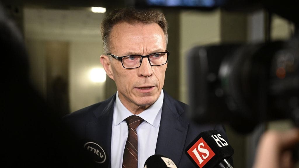 Kokoomuksen eduskuntaryhmän puheenjohtaja Jukka Kopra median edessä tiistaina eduskunnassa.