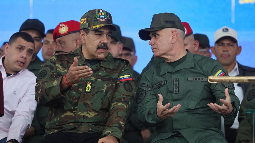 Venezuelan presidentti Nicolas Maduro (vasemmalla) maan puolustusministeri Vladimir Padrino Lopezin kanssa marraskuussa 2025.