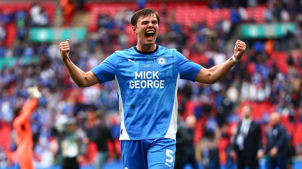 Ruotsalainen Oscar Wallin sai jalkapallosta tarpeekseen.