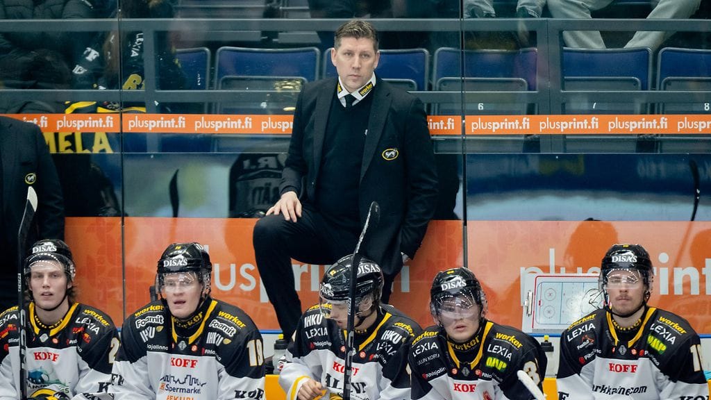 Petri Karjalaisen Kärpät on suurissa vaikeuksissa.