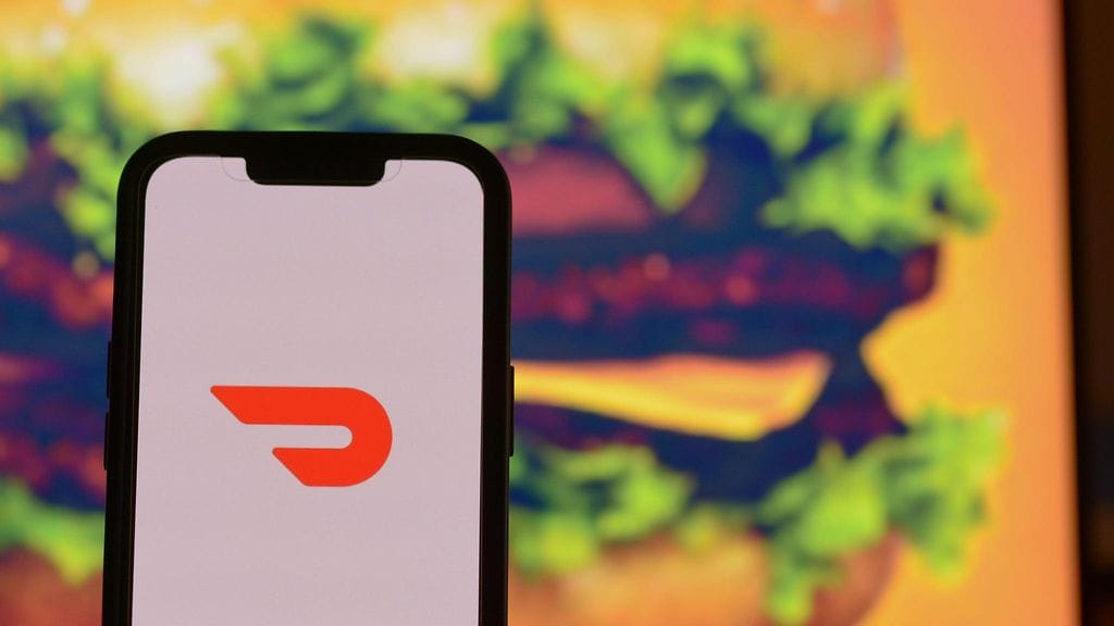 DoorDash-ruoankuljetuspalvelussa työskennellyt nainen kyllästi asiakkaille viemänsä ruoan pippurisumutteella ja väitti torjuneensa hämähäkkiä.