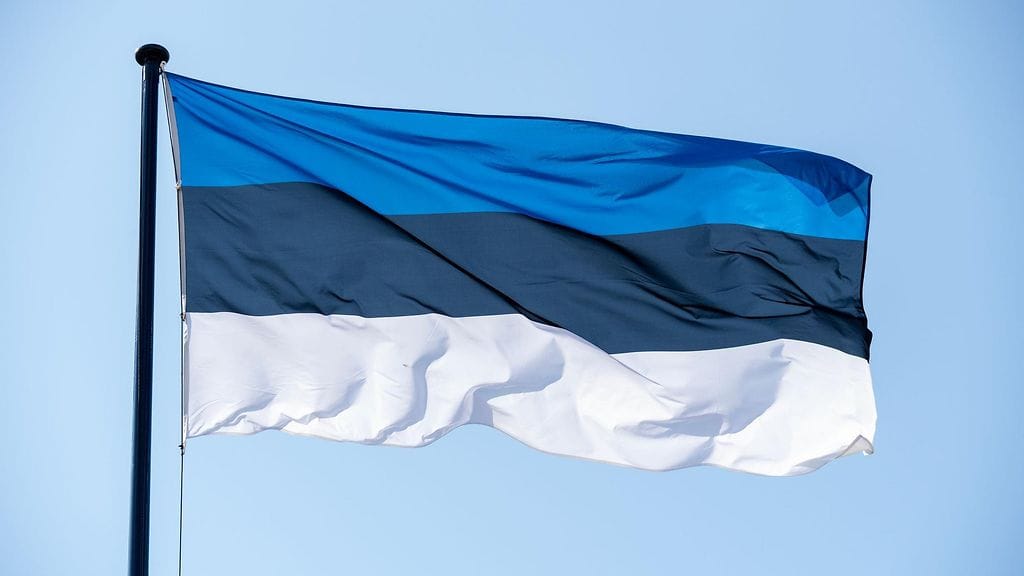 Kolme venäläistä rajavartijaa käveli aallonmurtajaa pitkin Viron puolelle keskiviikkoaamuna.