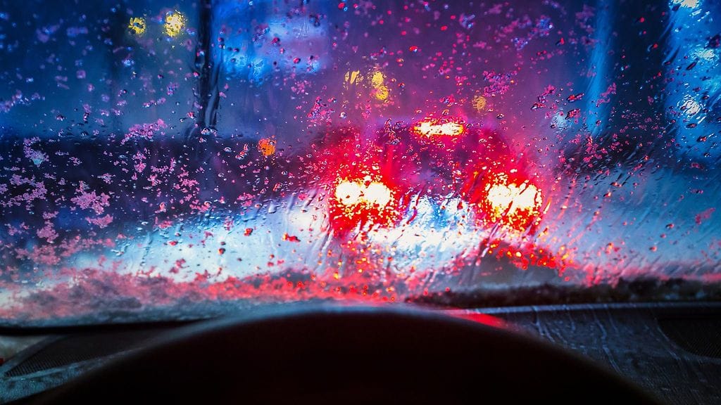 Vaikka ärsyynnyksen vallassa mieli tekisi ajaa toisen puskurissa kiinni, ei näin kannata toimia, muistuttaa poliisi. Kuvituskuva.