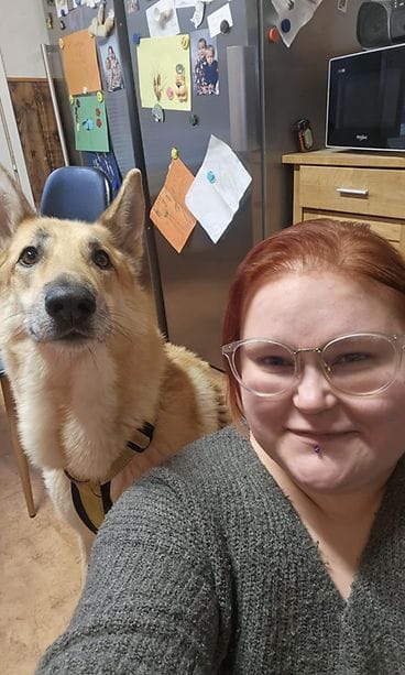 Johanna Heinström ja Mauri-koira.