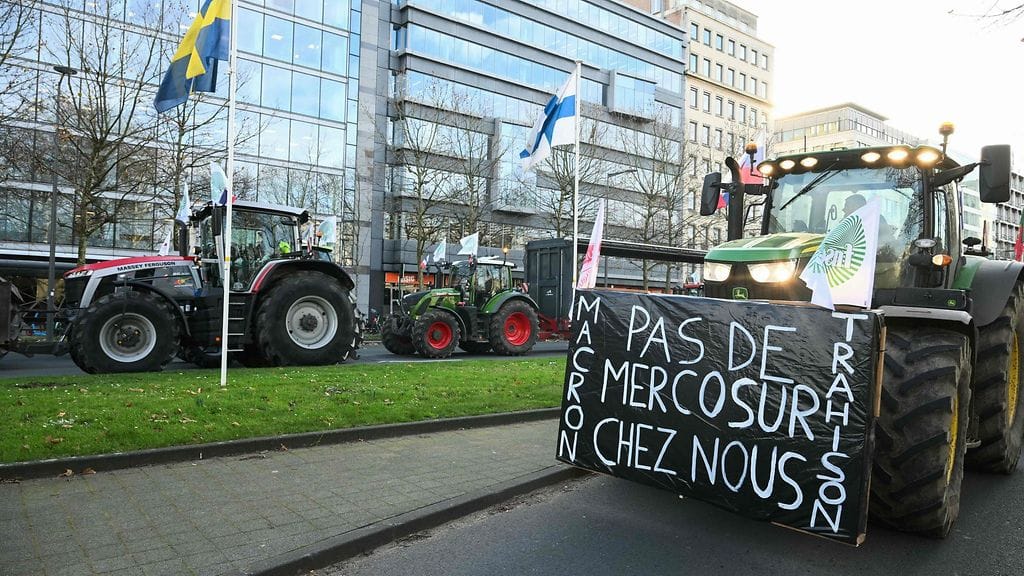 Mercosur-kauppasopimusta vastustavat maanvijelijät osoittivat mieltään Brysselissä torstaina 18. joulukuuta